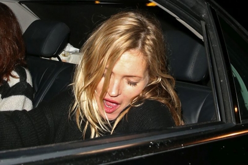 Oι κακές συνήθεις δεν κόβονται: Η Kate Moss μεθυσμένη έξω από εστιατόριο