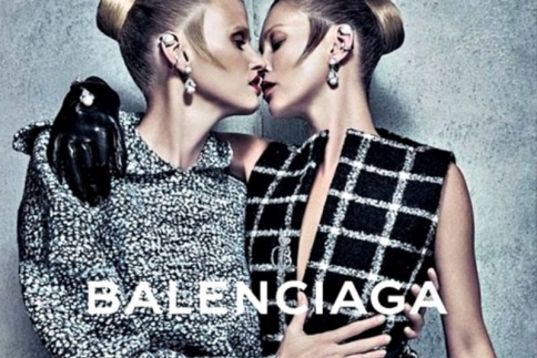 Κate Moss: Sexy στην νέα διαφήμιση της Balenciaga με την Lara Stone