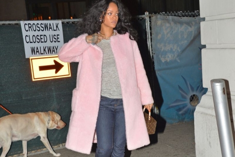 Τι τρέχει με τη Rihanna; Μελαγχολική στη Νέα Υόρκη