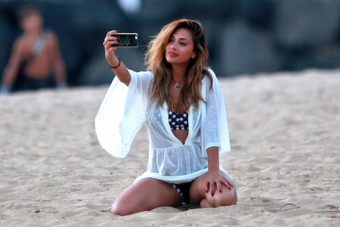 Nicole Scherzinger: Οι sexy πόζες στην παραλία