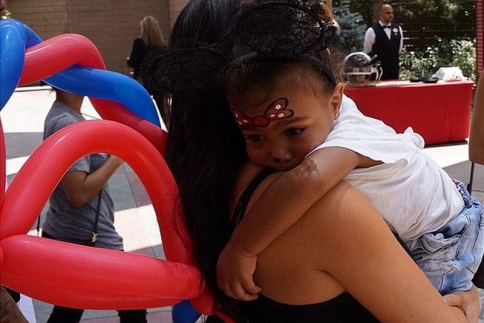 North West: Κοιμήθηκε στην αγκαλιά της Kim Kardashian