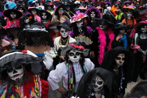 100άδες γυναίκες μεταμφιεσμένες σε σκελετούς στους δρόμους του Μεξικό