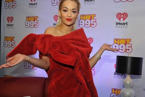 Η Rita Ora φόρεσε το... red carpet!