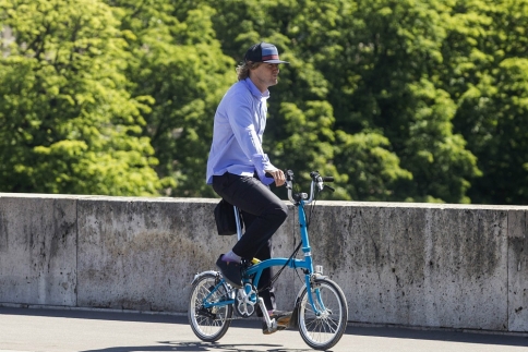 Owen took his bike! Τι κάνει ο Owen Wilson στο Παρίσι;
