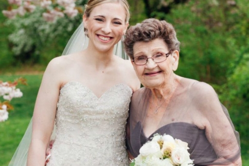 Η γιαγιά Betty στα 89 της γίνεται η παράνυφος της εγγονής της! (viral photos)