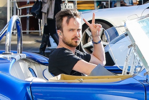 Aaron Paul: Βόλτες στο Beverly Hills με το κάμπριο