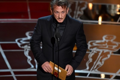 Sean Penn: Το αστείο στα Oscars που κατέληξε σε ρατσιστικό σχόλιο!
