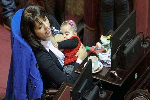 Breast Αrgentina: Boυλευτής θηλάζει το μωρό της κατά τη διάρκεια κοινοβουλευτικής συνεδρίασης