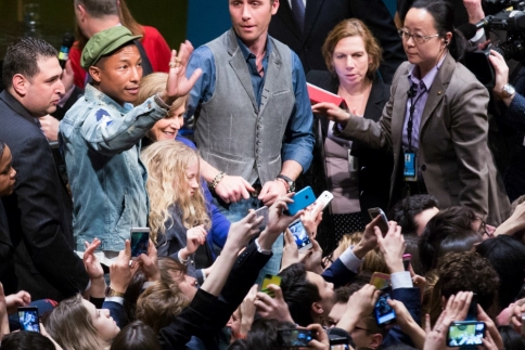 Pharrell Williams: Στη Νέα Υόρκη μιλάει για την Παγκόσμια Ημέρα της Eυτυχίας 
