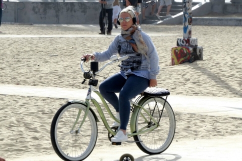 Pink: Ανέμελη κάνει βόλτα με το ποδήλατό της στη Βενετία