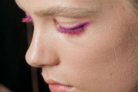 Ροζ eyeliner: Όλοι οι τρόποι να το συνδυάσεις