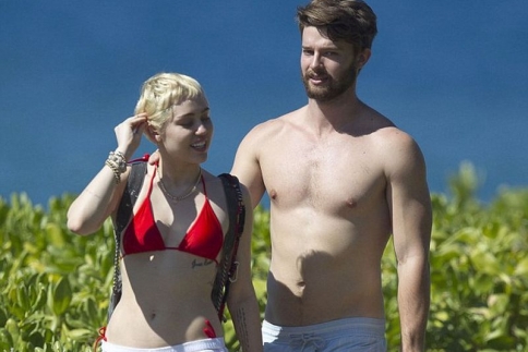 Έρωτας μεγάλος! Χέρι-χέρι Miley Cyrus και Patrick Schwarzenegger στην παραλία