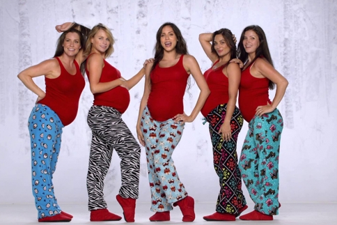 Πέντε σέξι έγκυες χορεύουν στους ρυθμούς του Santa Baby