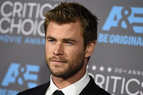 Ο Thor είναι sexy και με κουστούμι! H εμφάνιση του Chris Hemsworth στο κόκκινο χαλί