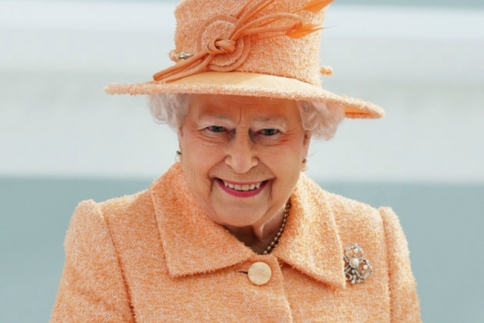 Χρόνια Πολλά Βασίλισσα Ελισάβετ: 5 περίεργα μαθήματα στιλ που πήραμε απο σένα