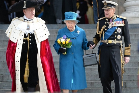 Βασίλισσα Ελισάβετ: Χέρι-χέρι με τον Πρίγκιπα Φίλιππο