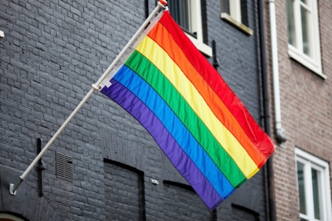 Σημαία του ουράνιου τόξου: Τι σημαίνουν τα χρώματα της;