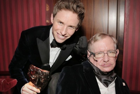 BAFTA Awards: Τα δάκρυα του Eddie Redmayne και η αφιέρωση στον Stephen Hawking