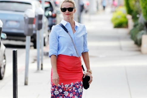 Reese Witherspoon: Σικάτη και χαμογελαστή στην πρωινή της βόλτα