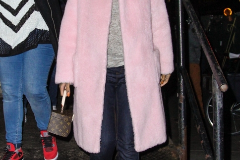 To pastel παλτό της Rihanna και πώς να φορέσεις ροζ χωρίς να μοιάζεις με παιδική κούκλα