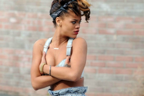 Κάνε τα μαλλιά σου όπως η Rihanna στο παλιό αγαπημένο μας We Found Love (video)