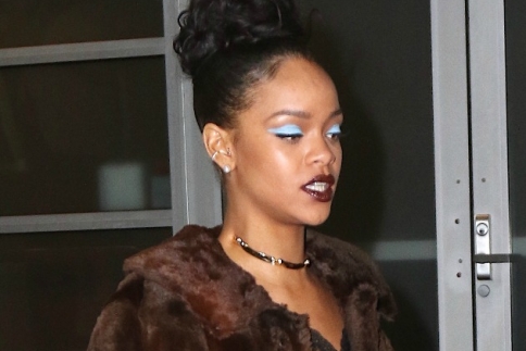 Λατρέψαμε την γαλάζια σκιά της Rihanna! Δοκίμασέ την και εσύ