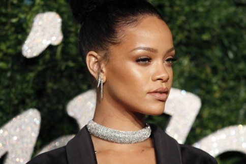 Η Rihanna ξανά sexy! Έμεινε μόνο με το μποξεράκι της