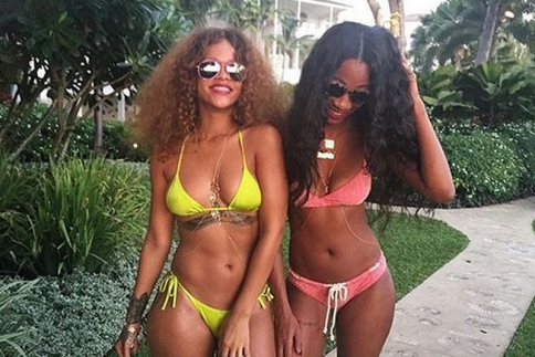 Rihanna: Ποζάρει με sexy bikini και «ρίχνει» το Instagram