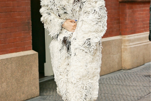 Πώς να δείχνεις φαντασμαγορική όπως η Rita Ora μόνο με το παλτό σου