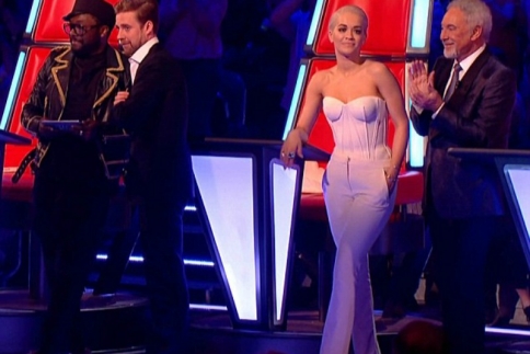 H super σικ εμφάνιση της Rita Ora στον τελικό του βρετανικού The Voice 