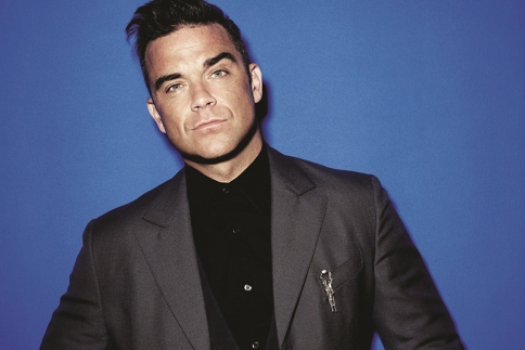 Robbie Williams: Το ροζ μαλλί και η πλάκα για τον Bruce Jenner