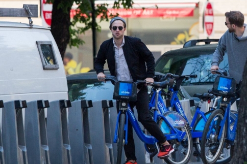 Robert Pattinson: Βόλτα στη Νέα Υόρκη με το ποδήλατο του