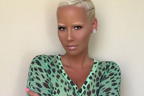 Amber Rose: Γδύθηκε για το εξώφυλλο του νέου της βιβλίου