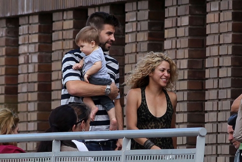 Μια ευτυχισμένη οικογένεια! Η Shakira και ο Pique βόλτα στη Βαρκελώνη