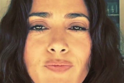 Salma Hayek: Σόκαρε τους πάντες όταν έφαγε ένα τεράστιο έντομο on camera (Video)