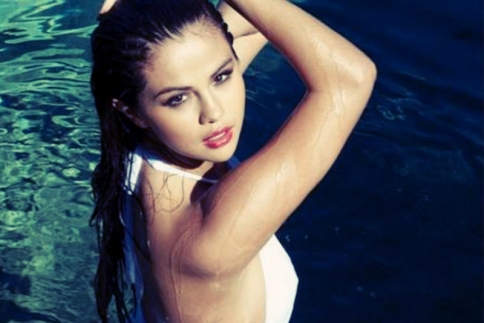 Selena Gomez: Με sexy λευκό μαγιό ποζάρει βρεγμένη στην πισίνα