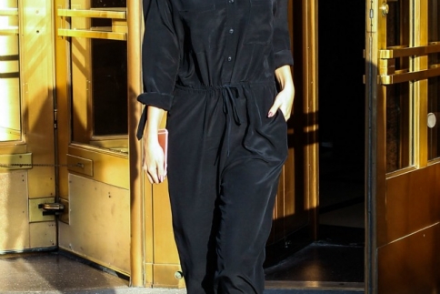 Street style : H Selena Gomez με μαύρη ολόσωμη φόρμα δείχνει όμορφη και chic