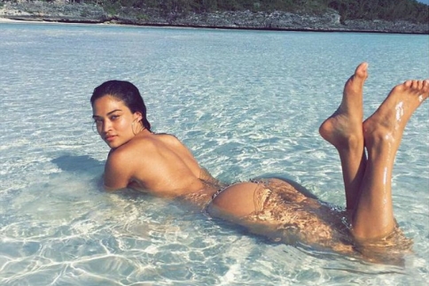 Shanina Shaik τι κάνεις topless στις Μπαχάμες;