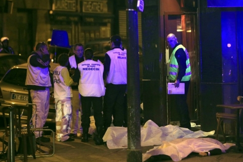 Σοκ και θρήνος στο Παρίσι: 127 νεκροί, δεκάδες τραυματίες, πολλαπλό τρομοκρατικό χτύπημα 