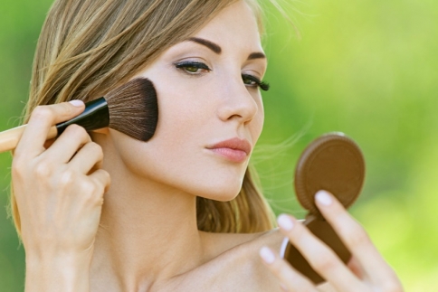5 περίεργοι τρόποι που το μακιγιάζ επηρεάζει την ερωτική σου ζωή