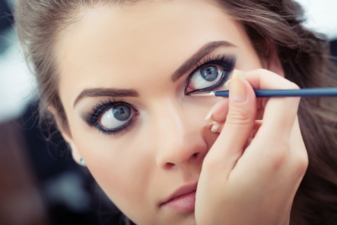 Ταλαιπωρείσαι ακόμα να κάνεις eyeliner; Δες εδώ πως θα τα καταφέρεις επιτέλους (video)