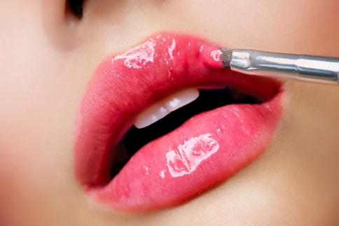 Το καλλυντικό της ημέρας: Δοκίμασε το lipgloss για απλές εμφανίσεις