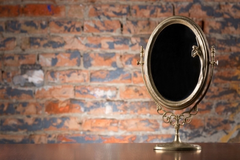 Καθρέφτης: 6 φρέσκιες προτάσεις για να διακοσμήσετε το χώρο σας