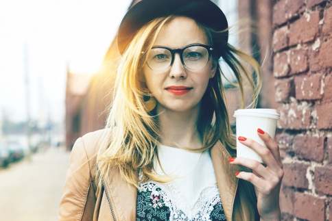 Γιατί η pop κουλτούρα αντιμετωπίζει τις γυναίκες με γυαλιά ως ασχημόπαπα;