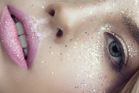 Shining glitter στο σώμα: Aξίζει να το τολμήσεις ή όχι;