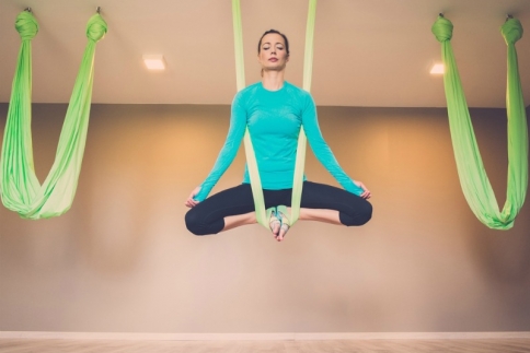  Εναέρια yoga: Κι όμως γίνεται (και έχει και αποτέλεσμα)