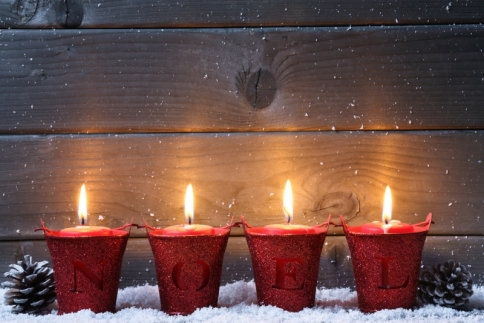 Τα γιορτινά κεριά που θα ζεστάνουν το σπίτι σου