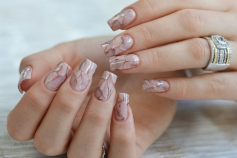 Μάθε πώς θα κάνεις μόνη σου τα marble nail art στα νύχια σου!