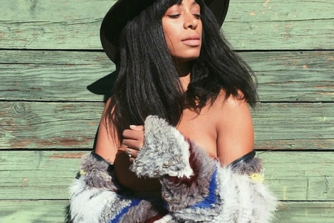 Η Solange Knowles παραδίδει μαθήματα σωστής insta picture! Ξέρει να ποζάρει