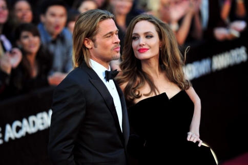 H Angelina προσπαθεί να πείσει τον Brad Pitt να παίξει στη νέα της ταινία